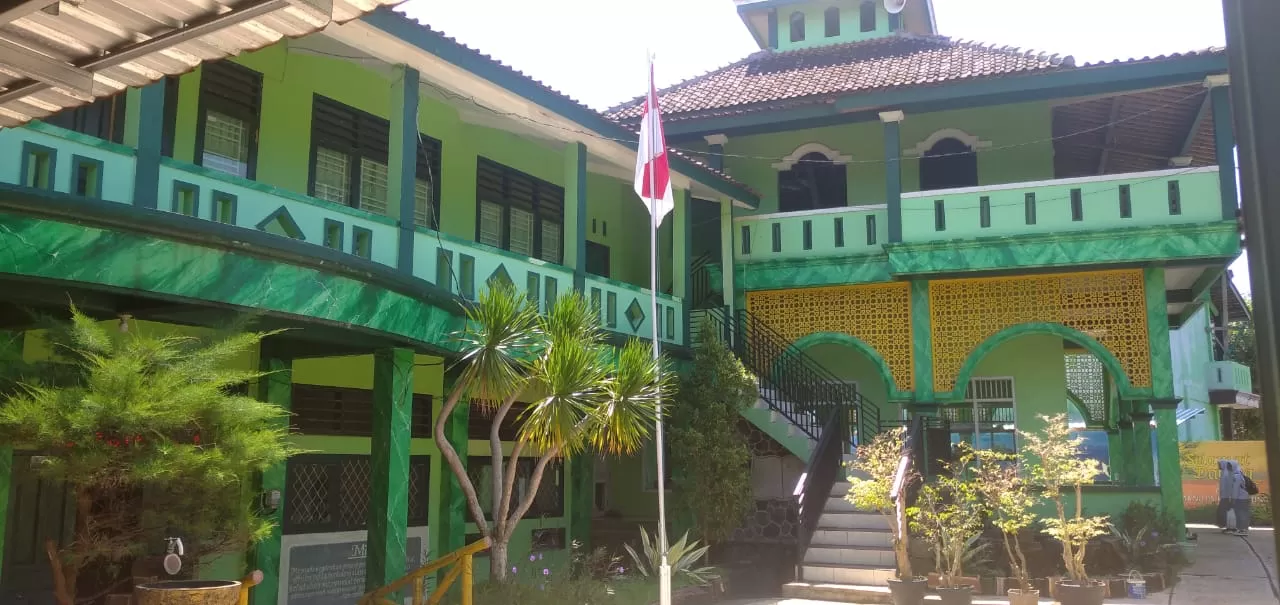 Gedung Depan dan Mushola